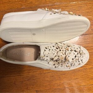White flower sneakers